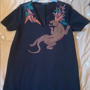 Black short sleeve shift dress w/ panther & flower